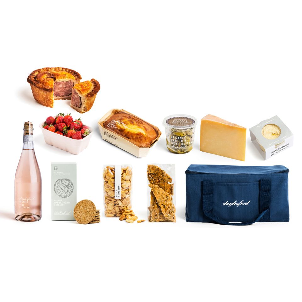 daylesford-bespoke-picnic-hamper-for-tow-25k-crowns