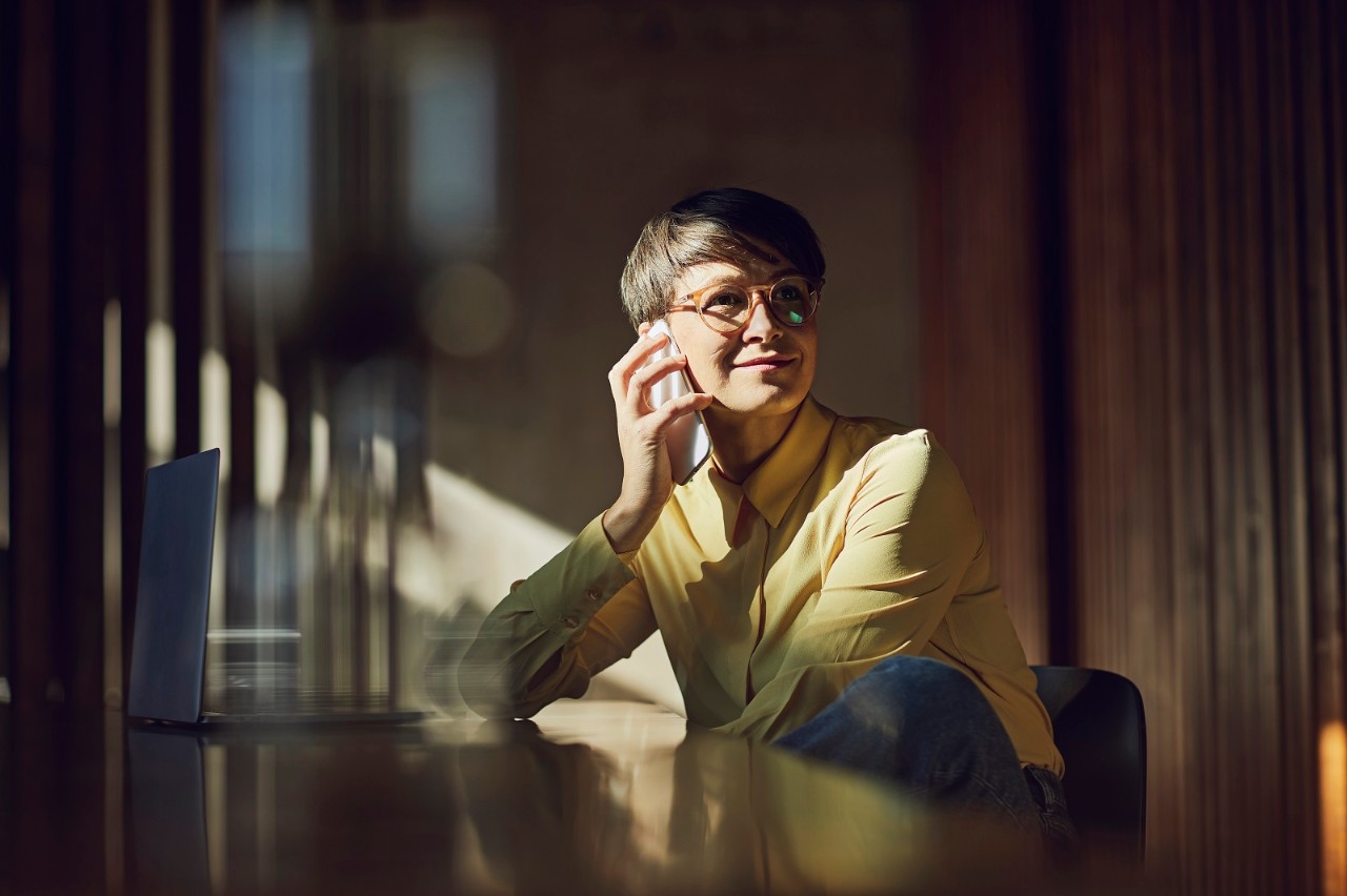 Deutschland, NRW, Köln, Frau im Büro am Telefon, Green Business,